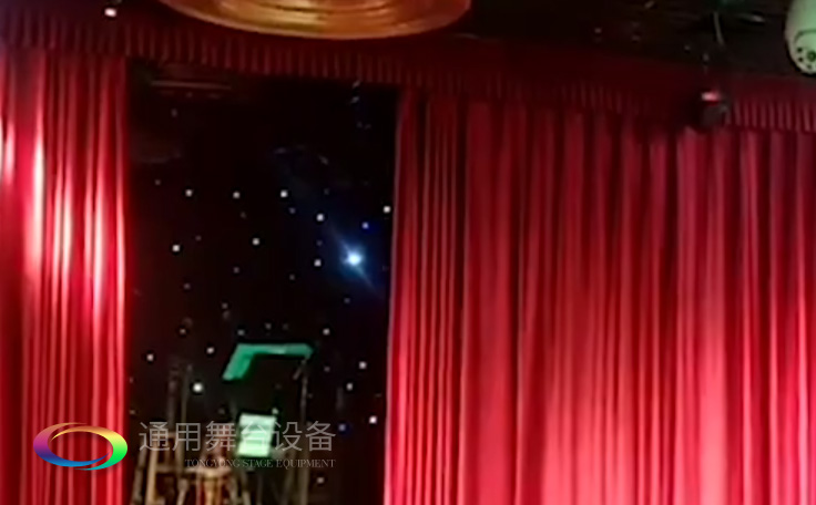 劇場等火災(zāi)發(fā)生區(qū)與觀眾迅速隔離防火設(shè)備——舞臺(tái)阻燃幕布及安全防火幕