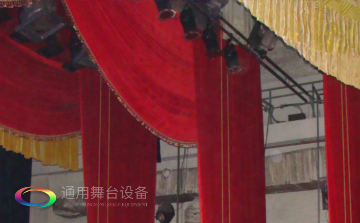 提升舞臺(tái)美感設(shè)計(jì)、增強(qiáng)舞臺(tái)透視！寬幅平紋細(xì)布橫側(cè)阻燃幕布