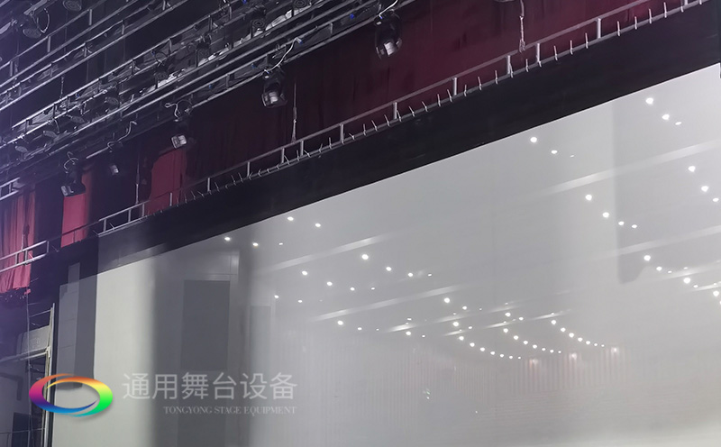 通用舞臺承建：南京曉莊學(xué)院報告廳舞臺項目（舞臺音響、舞臺燈光吊桿、舞臺幕布等）