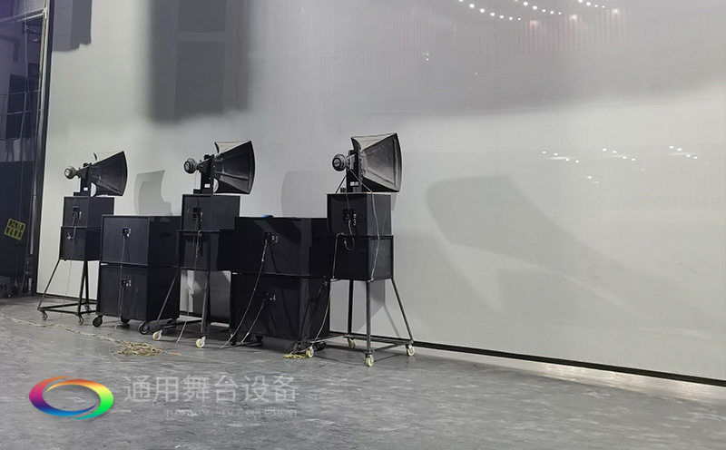 通用舞臺承建：南京曉莊學(xué)院報告廳舞臺項目（舞臺音響、舞臺燈光吊桿、舞臺幕布等）